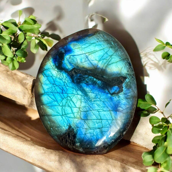 Labradorite Palm Stone: Iridescent Crystal for Intuition (40mm x 40mm): (S) Labradorite Palm