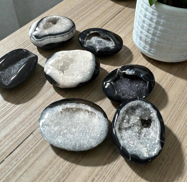 Black Onyx Palm Stone | Protection & Grounding Crystal | Luna by Louise, Crystal Shop UK: Regular Palm Stone