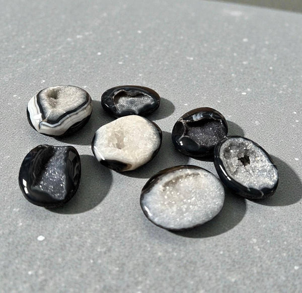Black Onyx Palm Stone | Protection & Grounding Crystal | Luna by Louise, Crystal Shop UK: Regular Palm Stone
