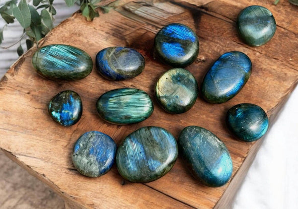 Labradorite Palm Stone: Iridescent Crystal for Intuition (40mm x 40mm): (S) Labradorite Palm