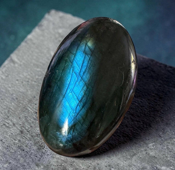 Labradorite Palm Stone: Iridescent Crystal for Intuition (40mm x 40mm): (S) Labradorite Palm