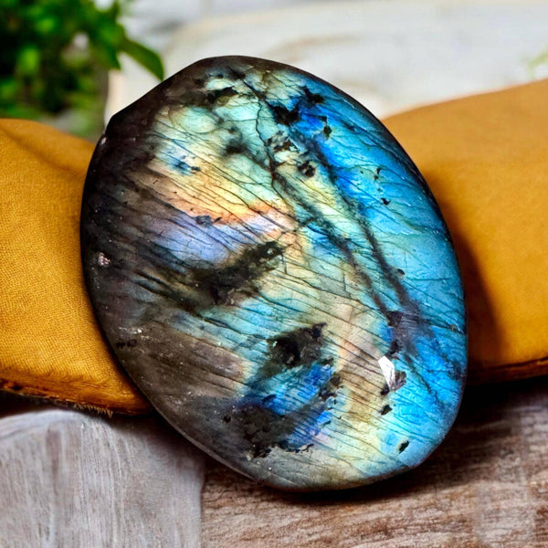 Labradorite Palm Stone: Iridescent Crystal for Intuition (40mm x 40mm): (S) Labradorite Palm