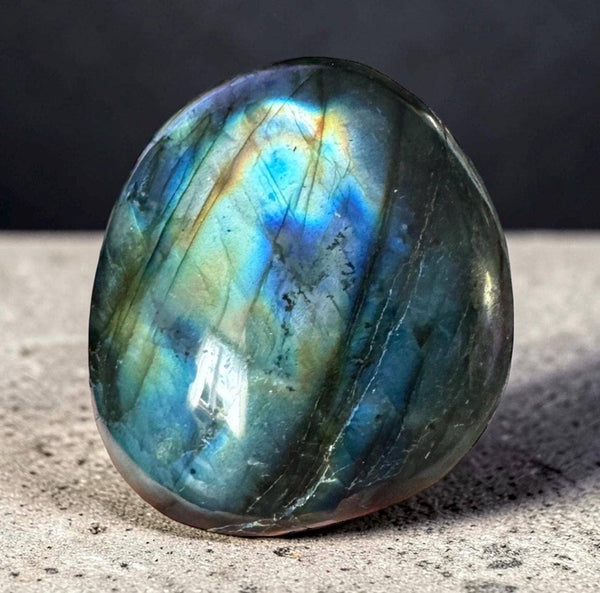 Labradorite Palm Stone: Iridescent Crystal for Intuition (40mm x 40mm): (S) Labradorite Palm