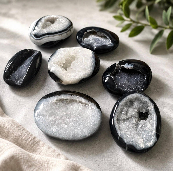 Black Onyx Palm Stone | Protection & Grounding Crystal | Luna by Louise, Crystal Shop UK: Regular Palm Stone