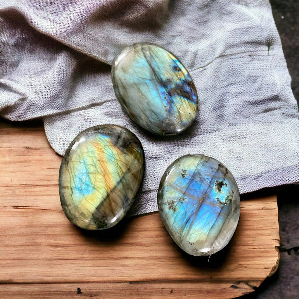 Labradorite Palm Stone: Iridescent Crystal for Intuition (40mm x 40mm): (S) Labradorite Palm