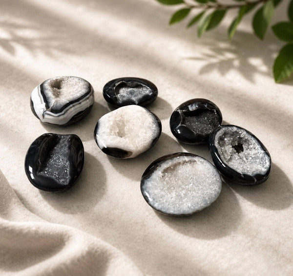 Black Onyx Palm Stone | Protection & Grounding Crystal | Luna by Louise, Crystal Shop UK: Regular Palm Stone